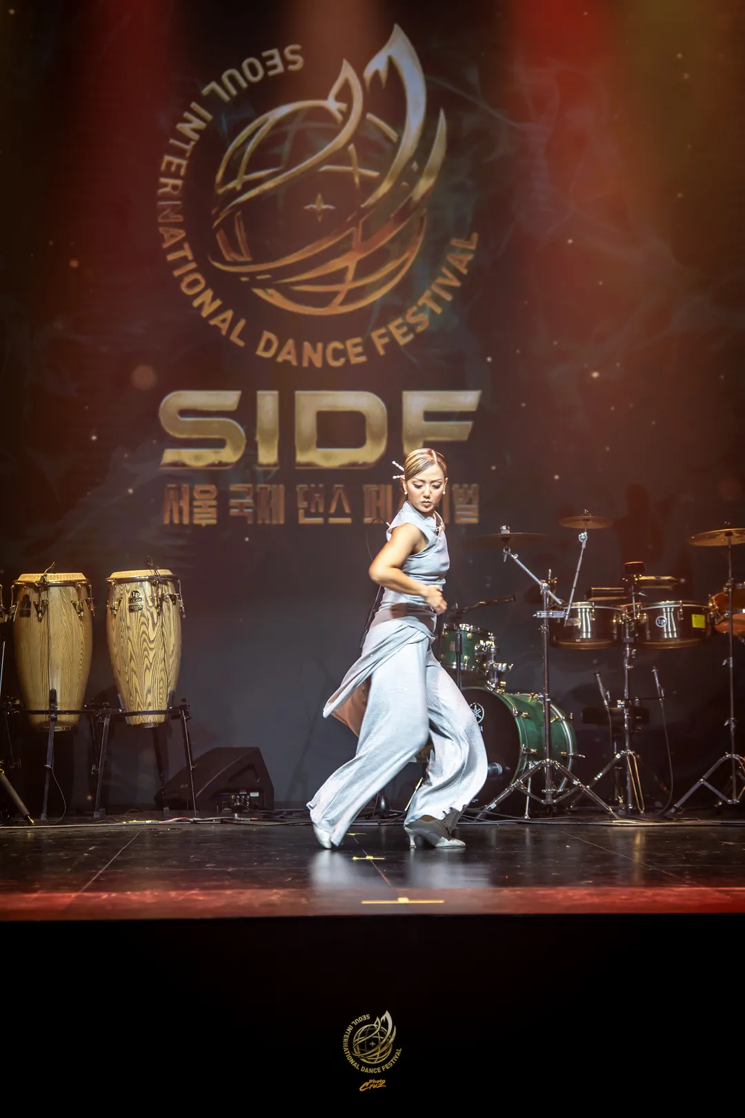 SIDF 2026 무대에서 은빛 의상을 입은 댄서가 공연하는 모습