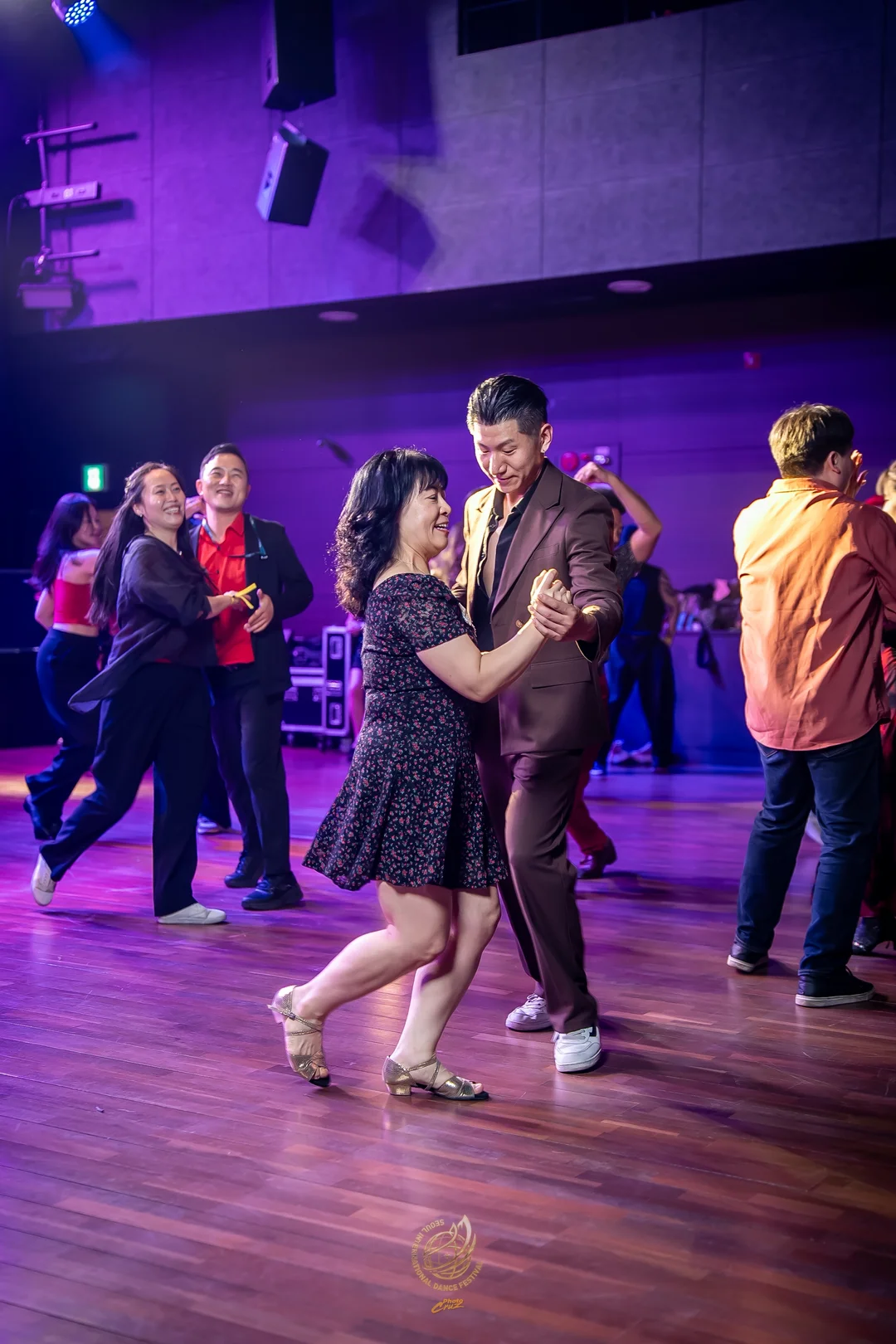Participantes bailan en pareja en el social del viernes de SIDF 2026