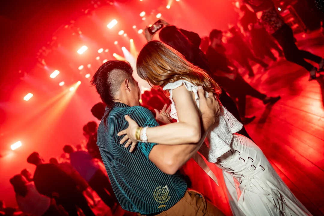 Varias parejas bailando a la vez en el social del sábado de SIDF 2026