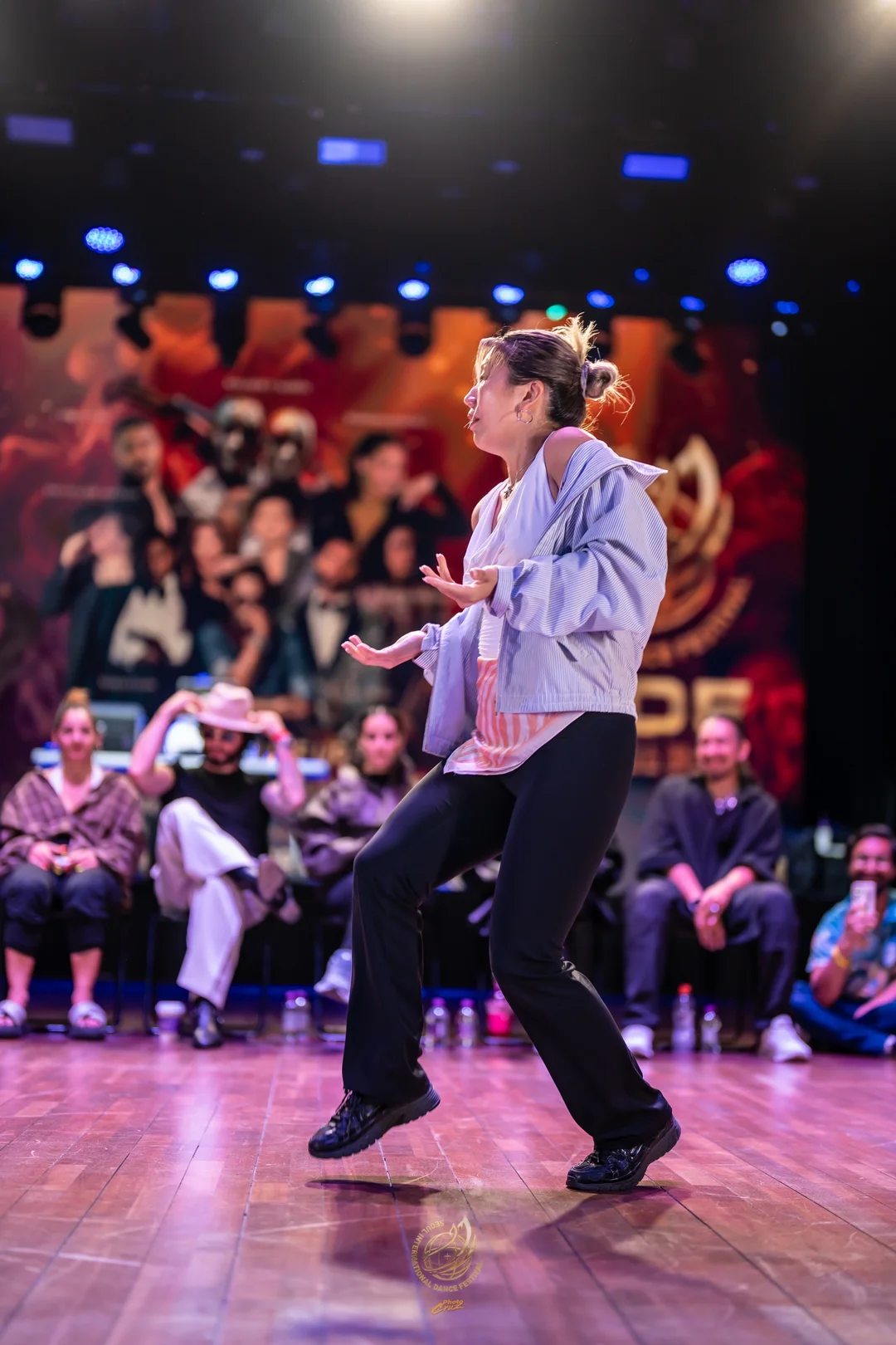 Un bailarín entra al centro del círculo e improvisa durante la batalla THE SAUCE en SIDF.