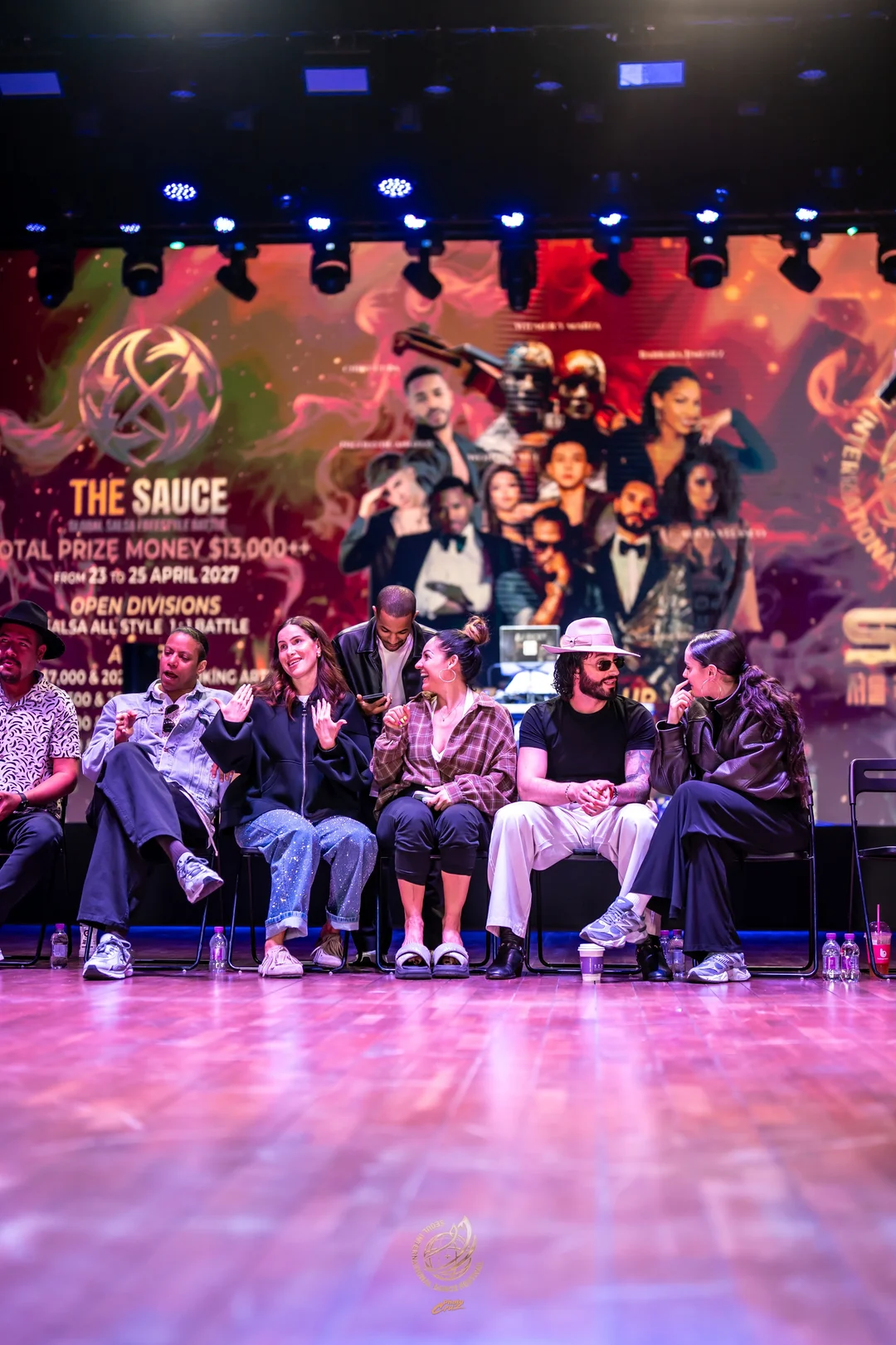 SIDF 2026 THE SAUCE 배틀에서 남성 댄서가 모자를 활용해 즉흥 동작을 선보이는 모습